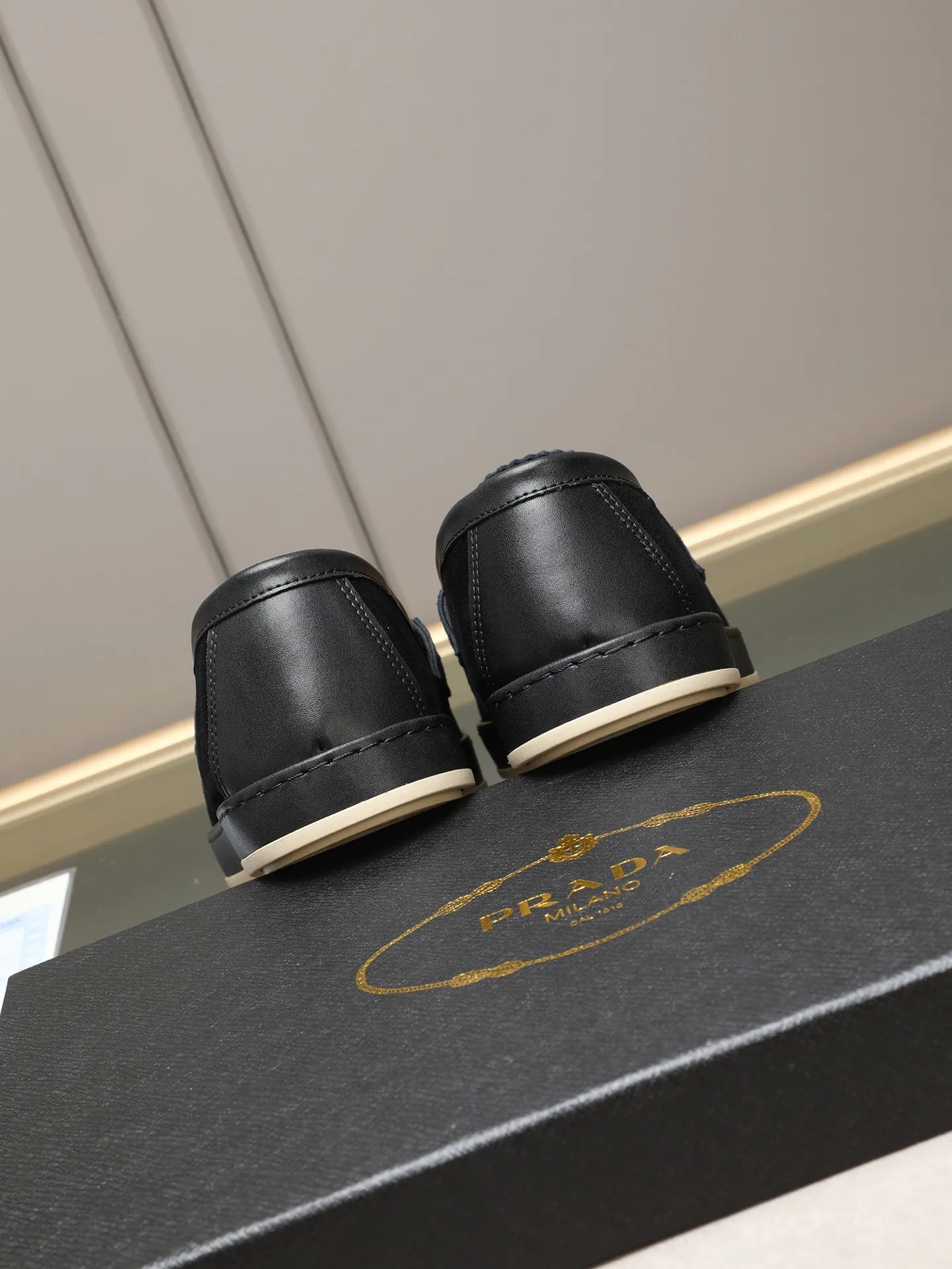 Men's men's shoes 💰P420 🆕🔥New update🔥👟PRADA (Prada) new products are released, imported soft cowhide, fashionable to allow air to penetrate the entire shoe, and the awesome shoes [strong] bring an extremely comfortable and breathable feeling! Beautiful inside and out! Exquisite workmanship, top-grade cowhide material, 😌Number: 38~44 (45 customized) 4 colors of black, blue, gray to choose from.